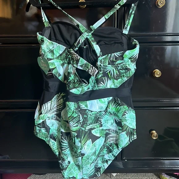 RESTOCKED ❤️❤️❤️Torrid Palm One piece Vixen Collection Swimsuit NWT printed palm - Picture 4 of 8
